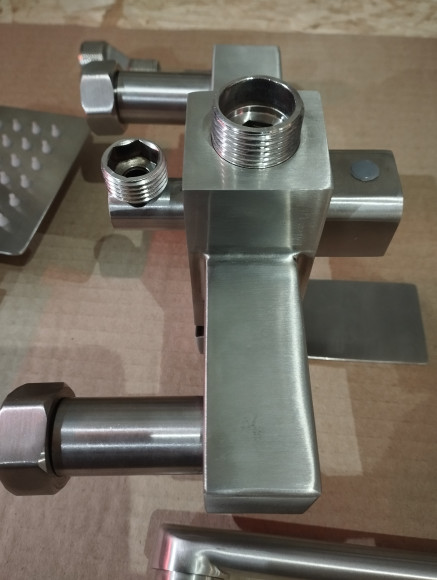 Уценка 1 Смеситель для ванны VIKO V-7735, картридж 35 мм, (встроенный переключатель), длина излива 30 см, нержавеющая сталь, серебристый