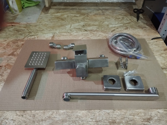 Уценка 1 Смеситель для ванны VIKO V-7735, картридж 35 мм, (встроенный переключатель), длина излива 30 см, нержавеющая сталь, серебристый