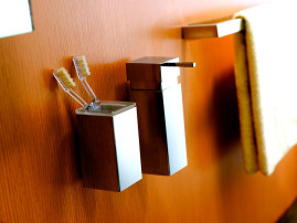 Стакан Langberger хромированный к стене квадратный 30011A