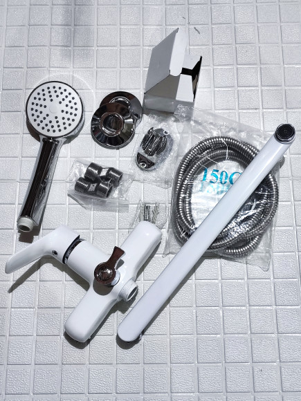 Уценка 1 Смеситель VIKO V-4145 для ванны, с кронштейном для душевой лейки, белый/хром