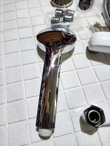 Уценка 1 Смеситель VIKO V-4145 для ванны, с кронштейном для душевой лейки, белый/хром