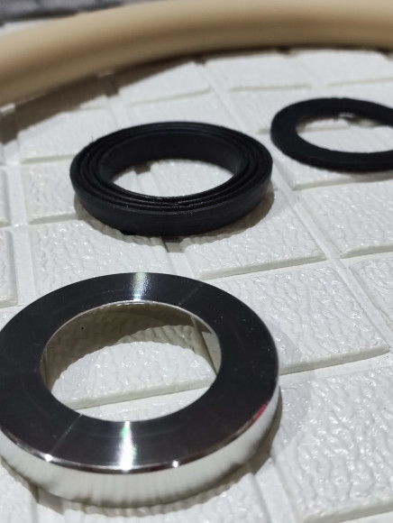 Уценка 1 Смеситель для кухни VIKO V-4438 с высоким поворотным гибким силиконовым изливом на мойку Вико, латунный, бежевый